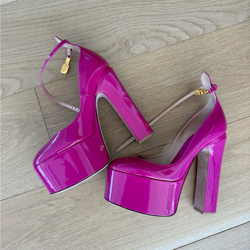 Valentino magenta pumps